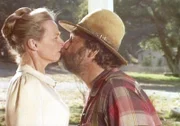 Edward (Victor French, r.) nimmt Grace Sniders (Bonnie Bartlett, l.) Einladung zum Frühlingstanz an und küsst sie.