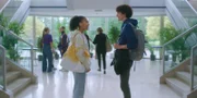 Cece (Hailey Romain, l.) und Benoit (Étienne Moana, r.) beschließen, bei der Prüfung zusammen zu tanzen und eine besonders schwere Hebung einzustudieren. Sie möchten unbedingt zu den Besten gehören.