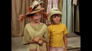 Pippi (Inger Nilsson, l.) und ihre Freundin Annika (Maria Persson, r.) spielen feine Dame.