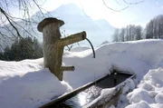 Brunnen mit Watzmann im Hintergrund.