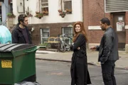 Als von der Müllabfuhr eine gefrorene Leiche gefunden wird, beginnen Laura (Debra Messing, M.) und Billy (Laz Alonso, r.) mit den Ermittlungen und stoßen auf Tony (Neal Bledsoe, l.). Doch hat er wirklich etwas damit zu tun?