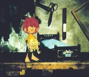 Pumuckl will nicht auf sein neues Holzbettchen verzichten.
