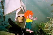 Pumuckl mit seinem Segelboot.