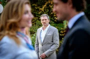 Christoph (Dieter Bach) hört fassungslos mit, dass sich Alexandra (Daniela Kiefer) in Tom (Milan Marcus) verliebt hat.
