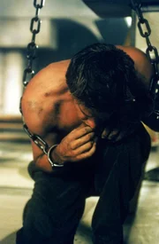 Angel (David Boreanaz), der auf die Erde zurückgekehrt ist, wurde von Buffy in Ketten gelegt.