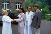 Oberschwester Hildegard (Eva Maria Bauer, l.) freut sich sehr über den überraschenden Besuch von Elke und Udo (Barbara Wussow und Sascha Hehn). (Klausjürgen Wussow, 2.v.r.).