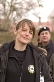 WPC Gail Stephens (Kirsty Dillon, HG Komparse).