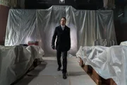 Christopher Gray, ein Handlanger und Spion von Morland, wird bei dem Versuch, den Mann, der eine Bombe in Holmes' (Jonny Lee Miller) und Watsons Haus deponierte, aufzuhalten, verletzt.