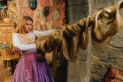 Rapunzel (Anna-Lena Schwing) kann ihre Haare magisch wachsen lassen und dann wie ein Seil benutzen.