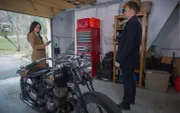 Während Watson (Lucy Liu, l.) mit Holmes (Jonny Lee Miller, r.) einen Doppelmord untersucht, der viele Fragen aufwirft, droht ihr eingeschleuster Spion bei Morland aufzufliegen ...