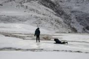 Sherali (re.) und Ali Sayakov (li.) müssen im Winter immer wieder gefährliche, eisglatte Stellen überqueren.