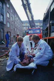 Die Crew des Hafenkrankenhauses ist im Großeinsatz zu einem Brandunglück. Udo Brinkmann ist sehr gefordert.