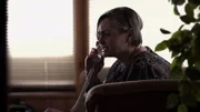 Die Frau ist am Telefon.