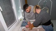 Loredana und Servet sind auf ihren Sohn Aurelio fokussiert. Doch das Thema U-Untersuchungen bringt ein altes Problem auf: Servet kann ohne Visum nicht mit nach Deutschland.