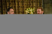Als auf Morland Holmes ein Anschlag verübt wird, glaubt Sherlock (Jonny Lee Miller, l.), dass Moriartys Organisation dahinter steckt. Zusammen mit Watson findet er heraus, dass ein gewisser Dr. Joshua Vikner (Tony Curran, r.) die Organisation jetzt leitet und sucht das Gespräch mit ihm ...