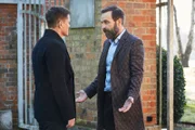 Bill (Rob Lowe, l.) versucht, über Oleg Kraznov (Aleksandar Jovanovic, r.) an Informationen zum Nagelpistolen-Killer zu kommen.