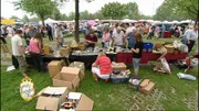 Auf dem Flohmarkt findet der Trödel von Sandras Familie viele Interessenten.