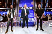 Moderator Jörg Pilawa (M.) mit den Kandidaten des Teams "Bosshoss": Den Musikern der Band "Bosshoss" Alec Völkel (l.) und Sascha Vollmer (r.).