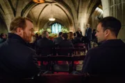 Holmes (Jonny Lee Miller) ist davon überzeugt, dass Dr. Joshua Vikner (Tony Curran, l.), der neue Leiter von Moriartys Organisation, den Bombenanschlag auf seinen Vater Morland befohlen hat. Doch was genau will Dr. Vikner damit bezwecken?