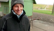 Claudia Nommensen hat als Kind auf der Hallig Oland Ferien gemacht und vor 40 Jahren ihren Mann getroffen. Seitdem lebt sie hier mitten im nordfriesischen Wattenmeer.