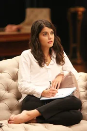 Das kann Sabrina (Sofia Black-D'Elia) nicht auf sich sitzen lassen. Sie ist fest davon überzeugt, dass sie Alba gut kennt und beschließt einen ganzen Tag mit ihr zu verbringen. Die Dinge, die dabei ans Licht geraten, hätte sie jedoch nicht erwartet ...