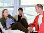 MDR Fernsehen IN ALLER FREUNDSCHAFT FOLGE 161, "Eigene Wege", am Samstag um 15:10 Uhr. Laura Hoffmann (Claudia Geisler, links) wird wegen einer Reisethrombose vom Notarzt (Lut Schäfer, links) in die Sachsenklinik eingeliefert. Ihr Freund Johannes Wagner (Hendrik Duryn) macht sich Sorgen.