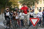 Schüler der Grundschule Balanstraße mit Willi bei der Fahrradprüfung. Heute geht's um die Sicherheit im Straßenverkehr.