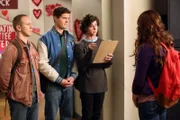 Während Darrin (John Gammon, l.), Sean (Beau Wirick, 2.v.l.) und Axl (Charlie McDermott, 2.v.r.) kurz vor dem Valentinstag Mädchen ihre Dienste als "Schlussmacher" anbieten, zieht Frankie Bricks Zorn auf sich, als sie seine Kunstwerke aus der Schule wegwirft ...