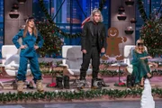 Zu Beginn des Pitches von "Doubledeck" wärmen sich die "Löwen" Judith Williams (l.) und Nils Glagau erst einmal auf.