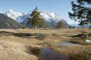 „Unsere Berge im Wandel“ vergleicht alte und aktuelle Fotos vom selben Standort und zeigt die gravierenden Veränderungen der Landschaften.