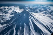 Schwefelmine am Schichtvulkan Kawah Ijen auf Java; Der Vulkan Yasur im südpazifischen Vanuatu-Archipel; Die Laguna Colorada auf der Altiplano-Hochebene in Bolivien; Eine Gruppe Lamas im peruanischen Hochland; Der Vulkan Vilyuchinsk auf Kamtschatka.