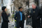In Morlands Büro geht eine Bombe hoch. Watson (Lucy Liu, l.) und Holmes halten Moriartys Organisation für den Drahtzieher. Doch sie beschließen, das lieber vor Captain Gregson (Aidan Quinn, r.) und Detective Bell (Jon Michael Hill, M.) geheim zu halten und ermitteln auf eigene Faust ...