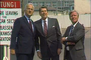 Das Jahr 1982 – der amerikanische Präsident Ronald Reagan besucht den Westteil der Stadt, in Ost-Berlin wird das neue Bettenhaus der Charité eingeweiht und Oppositionelle fordern im „Berliner Appell“ Abrüstung und Meinungsfreiheit in der DDR. Foto: Ronald Reagan gemeinsam mit Helmut Schmidt und Richard von Weizsäcker am Checkpoint Charlie.