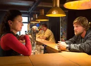 Mick (Henning Baum, r.) h&auml;lt sich seit Monaten im Wald versteckt, weil er von seinen ehemaligen Freunden und Kollegen entt&auml;uscht ist. Nur seine Vertraute, Wirtin Uschi (Tatjana Clasing, l.), wei&szlig;, wo er ist. Da wird die Waffe, mit der Mick ins Koma geschossen wurde, bei einem Mord verwendet.