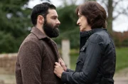 Ann (Haydn Gwynne, re.) vertraut Joe (Aidan Turner, li.).