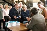 Dieses Ereignis lässt sich auch Kommissar Reuter (Udo Kroschwald, l.), der ein großer Fan von Salminen und seinen Büchern ist, nicht entgehen. Natürlich ist auch seine finnische Kollegin Leena (Li Hagman, 2.v.l.) mitgekommen, die sich etwas wundert, dass der zweisprachig aufgewachsene Mikka Salminen (Erik Schäffler, 2.v.r.) partout kein Finnisch sprechen will. Unterstützend steht seine Frau Paula Salminen (Iris Böhm, r.) neben ihm. Alles in allem ist die Veranstaltung ein großer Erfolg, bis es zu einem Zwischenfall kommt.