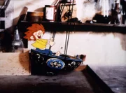Pumuckl in seiner Schiffsschaukel.