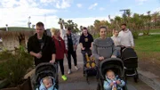 Lavinia, Tim und ihre Tochter Haylie (hinten, Mitte) verbringen ihren letzten Türkei-Urlaub vor der Entbindung ihres Sohnes.