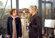 Katja (Saskia Valencia, r.) rät Henriette (Susanne Steidle, l.), dass sie Philipp verzeihen und sich nicht selber quälen soll.