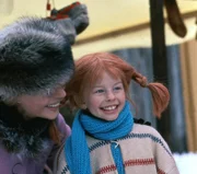 Immer wieder versucht Frl. Prysselius (Margot Trooger, li.) Pippi (Inger Nilsson) davon zu überzeugen, in die Schule zu gehen.