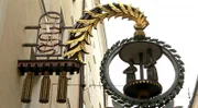 Der eiserne Schirm an der Fassade eines Hauses aus dem 13. Jahrhundert ist das Markenzeichen der Schirmmanufaktur Kirchtag.