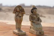 Die im Grab 6 auf dem Friedhof im sogenannten Dreieck gefundenen Statuetten, die jeweils eine nubische Frau darstellen, sind einzigartig in der ägyptischen Geschichte. Die weitausladenden Hüften, sowie die leicht negroiden Züge datieren sie in die 25. Dynastie.
