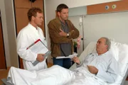 Kurt Seeberg ist von dem Sanierungskonzept, das ihm von Udo und Benjamin Brinkmann vorgelegt wurde, beeindruckt. (v.lks.n.r.: Alexander Wussow, Sascha Hehn)