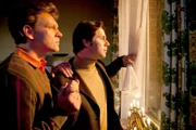 NDR Fernsehen HEIMATGESCHICHTEN, "Himmlischer Besuch". Helenes Sohn Robert Dannenberg (Dietmar Horcicka, re.) und dessen Ehemann Ingo Dannenberg (Thomas Ziesch, li.) machen sich Sorgen um Helene.