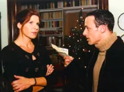 Eva Minsky (Claudia Wenzel) will, dass sich Julian Langer (Sascha Tschorn) von ihrer Tochter fernhält.