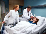 Marlene Körbers (Daniela Schulz) Zustand hat sich verschlechtert. Oberschwester Ingrid (Jutta Kammann) ruft Dr. Roland Heilmann (Thomas Rühmann), der eine Hirnblutung diagnostiziert. Marlene muss sofort operiert werden.