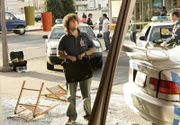 Charlie (David Krumholtz) nimmt den Tatort unter die Lupe und muss feststellen, dass dieser Vorfall kein herkömmlicher Unfall war ...