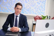 Ringo (Timothy Boldt) ist es peinlich, dass er geschäftlich noch nichts vorzuweisen hat.
