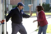 Mailman (Adam Kulbersh, l.) und Frankie Heck (Patricia Heaton, r.)