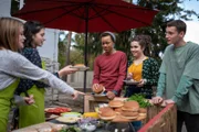 Cäcilia und Leni präsentieren Sibel, Pawel und Viktor ihre speziellen Burger.